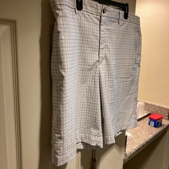 Greg Norman Men’s Shorts Size 38 white with gray plaid - Picture 3 of 8